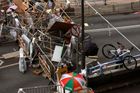 Policie v Hongkongu potřetí ničila barikády demonstrantů