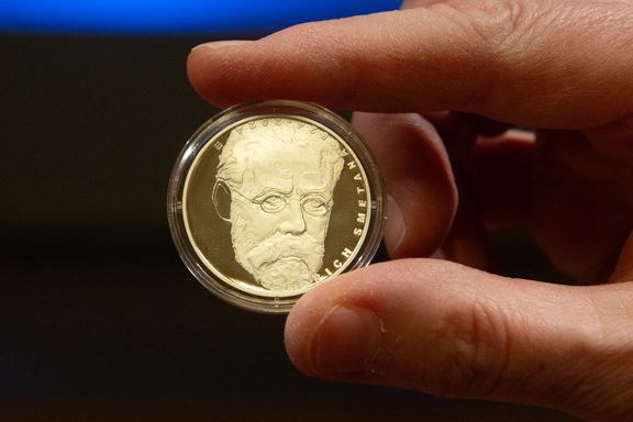 Česká národní banka u příležitosti výročí Bedřicha Smetany představila pamětní stříbrnou minci v hodnotě 200 korun. Navrhl ji medailér Jiří Hanuš.