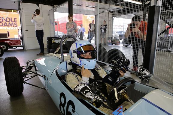 V závodu FIA Lurani Trophy jezdí také jeden manželský pár. V modrém Brabhamu BT6 jezdí Caroline Rossi Di Montelera, na trati se drží za manželem Manfredem.