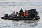 Potápěči vytáhli první tělo z vraku lodi pod mostem v Budapešti