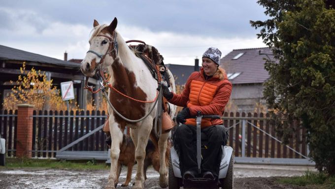 Dana Selnekovičová se věnuje jezdectví. V pohybu po náročném terénu jí pomáhá speciální segway.