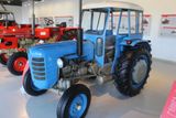 V prvních poválečných letech se traktory Zetor lakovaly obvykle hnědou či zelenou barvou. To proto, aby se využily zásoby laků z dob válečné výroby. Později bylo rozhodnuto, že traktory pro tuzemský trh budou modré a pro export červené.
