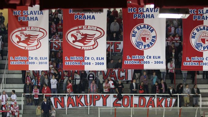 Slávističtí fanoušci mají o týmu Lev Praha jasno, podle nich to je parta hokejových žoldáků. Podívejte se, jak se týmy ze dvou různých lig střetly v přípravném derby.