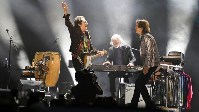 Na nedělním koncertu v Houstonu zahráli The Rolling Stones poprvé naživo skladbu Mess It Up z loňského alba.