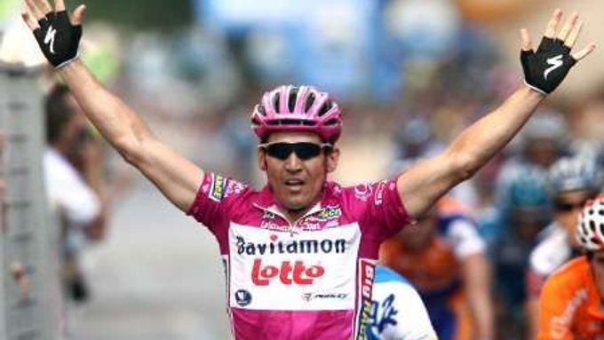 Australan Robbie McEwen právě vyhrál třetí letošní etapu na Giro d'Italia s dojezdem ve Forli.