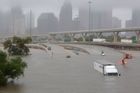 Texas se bude vzpamatovávat z hurikánu několik let. Guvernér chce po vládě desítky miliard dolarů