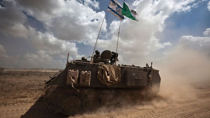 Izraelský obrněný transportér na hranicích Pásma Gazy. (15. července 2014)