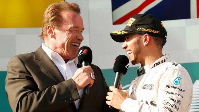 Arnold Schwarzenegger a Lewis Hamilton  si na chvíli zahráli na Terminátora.