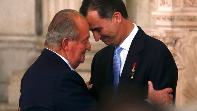 Juan Carlos a nastupující král Felipe VI. při slavnostním podpisu abdikace.