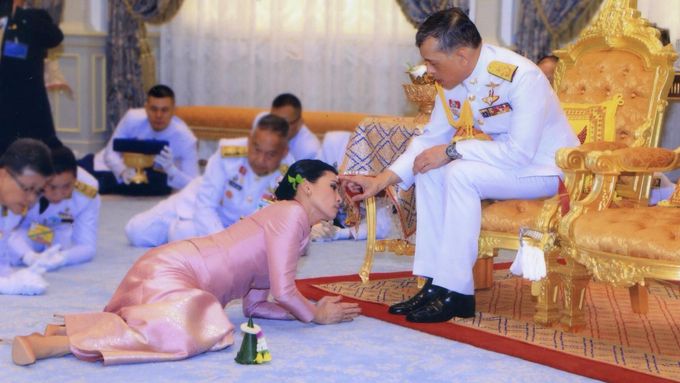 Thajský král se v předvečer své korunovace počtvrté oženil