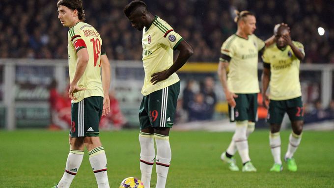 Fotbalisté AC Milán smutní po obdrženém gólu