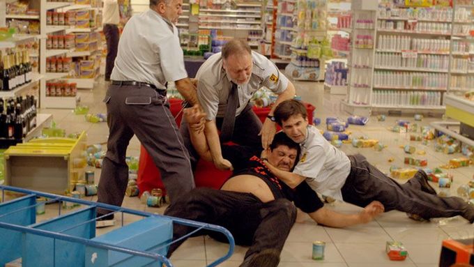 Tento film není o počátku vztahu, ale o tom, co tomuto počátku předchází, říká o svém filmu Gigant (ukázka na snímku) jeho režisér Adrián Biniez.