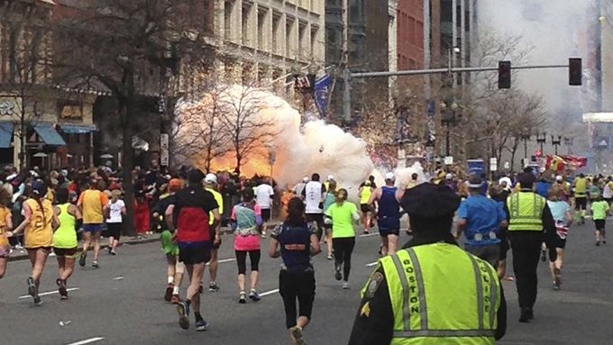 Útok na maraton: Závodníci dobíhali do cíle slavného maratonu v Bostonu, když okolím tratě otřásly dvě silné exploze.