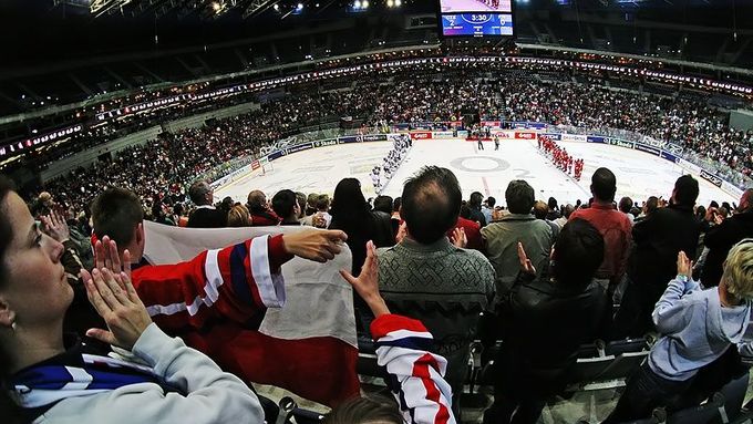 02 Aréna bývá plná často - například při zápasech hokejové reprezentace. Jenže nevydělává tolik, aby Sazce vrátila, co do ní prostřednictvím své firmy investovala