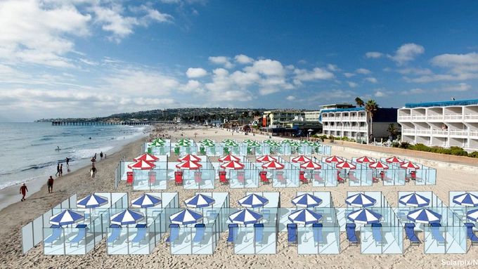 Italská firma navrhuje instalovat na plážích plastové ohrádky 4,5 metru široké a dva metry vysoké, v nichž by byla dvě lehátka a jeden slunečník.