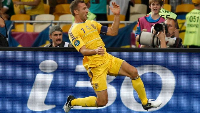 Hrdina zápasu Ukrajina - Švédsko. Andrej Ševčenko sestřelil severského soupeře dvěma góly.