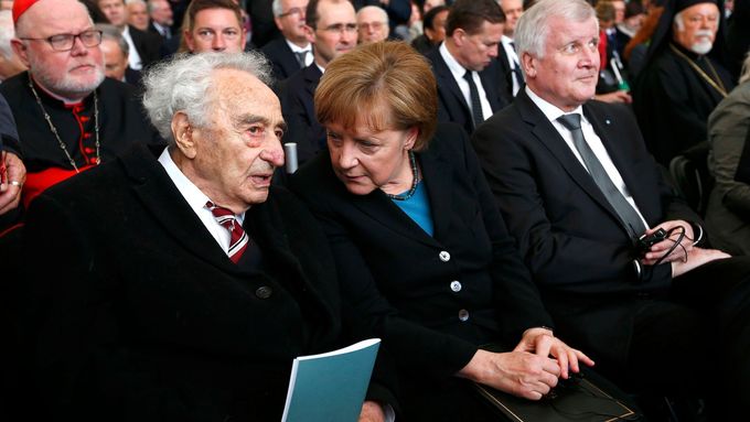 Německá kancléřka Angela Merkelová hovoří  a Max Mannheimer, jenž přežil Holocaust, v rozhovoru na ceremonii v Dachau.