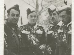 Výcvik parašutistů ve Velké Británii, František Bogataj je druhý zleva.