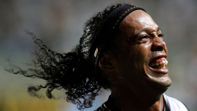 Ronaldinhovi momentálně moc do smíchu není.