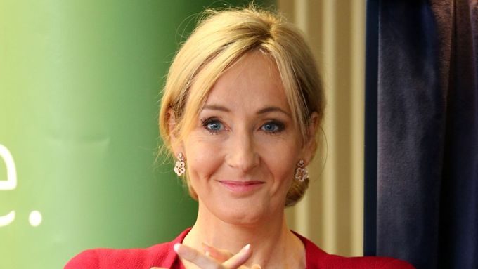 J. K. Rowling vydala druhou detektivku s Cormoranem Strikem. V češtině vyšla pod názvem Hedvábník.