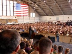 Americký prezident Bush na vojenské základně MacDill na Floridě obhajuje vlastní 