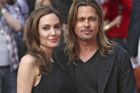 Jolieová a Pitt se hádají o výživné, vzkazy si vyřizují přes právníky i média