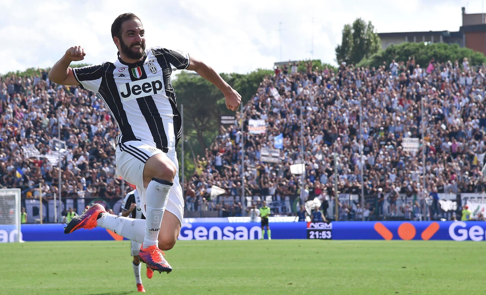Juventus - Empoli, Gonzalo Higuain slaví branku