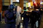 Dublinem po útoku zmítají nepokoje. Policie při potyčkách zadržela 34 demonstrantů
