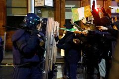 Dublinem po útoku zmítají nepokoje. Policie při potyčkách zadržela 34 demonstrantů