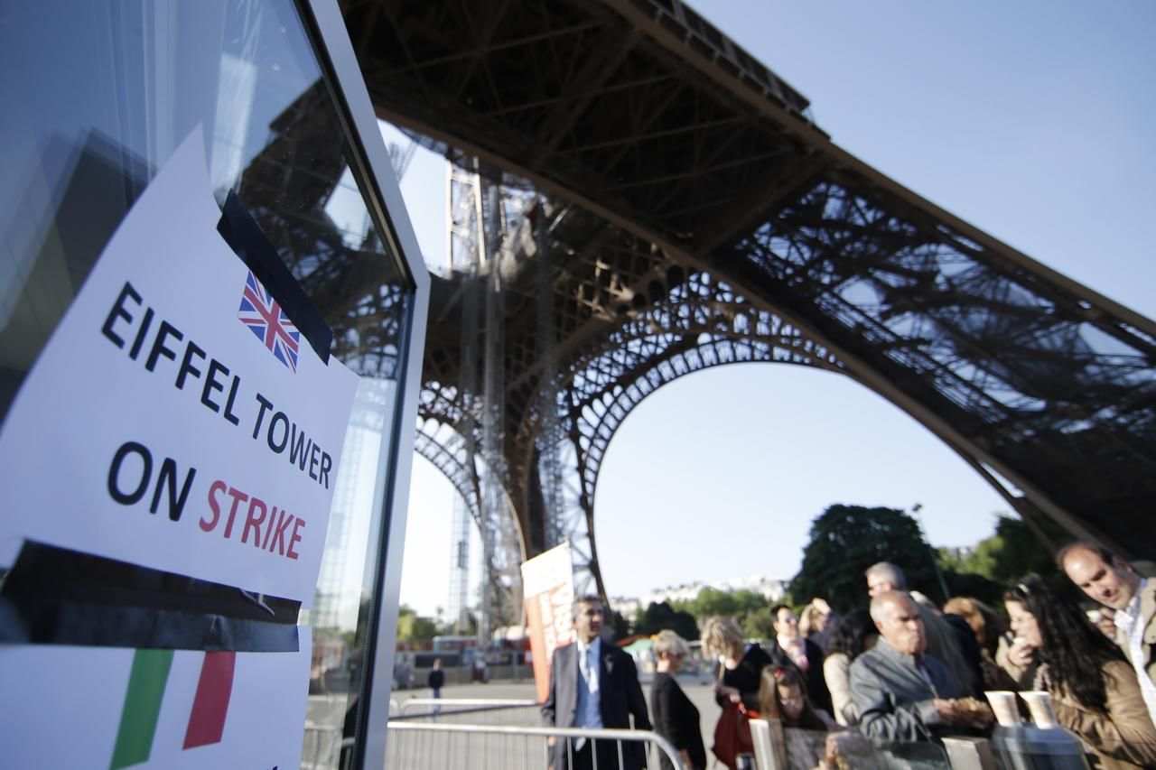 Paříž - Eiffelova věž - stávka