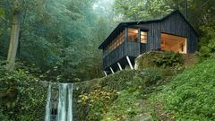 chata na vodopádu, bydlení, chata, chalupa, příroda, ubytování