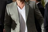 Cast member Brad Pitt arrives for a photocall for the film "Killing Them Softly", by director Andrew Dominik, in competition at the 65th Cannes Film Festival, May 22, 2012. REUTERS/Yves Herman (FRANCE - Tags: ENTERTAINMENT) Published: Kvě. 22, 2012, 10:30 dop.