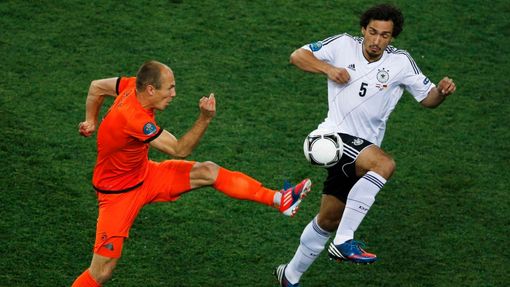 Arjen Robben bojuje o míč s Matsem Hummelsem během utkání Nizozemska s Německem ve skupině B na Euru 2012.