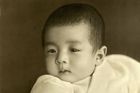 Akihito odešel z čela země v 85 letech. Když mu byly tři měsíce, vznikla jeho první oficiální fotografie. Narodil se 23. prosince 1933 jako páté dítě tehdejšího císaře Hirohita. Jelikož jeho čtyři starší sourozenci byly sestry, bylo jasné, že trůn jednou připadne Akihitovi.