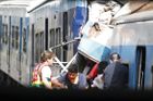 Vlak na nástupišti nedobrzdil, zemřely desítky lidí