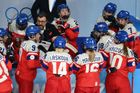 Tomáš Pacina dává instrukce hokejistkám v zápase s Dánskem na ZOH 2022