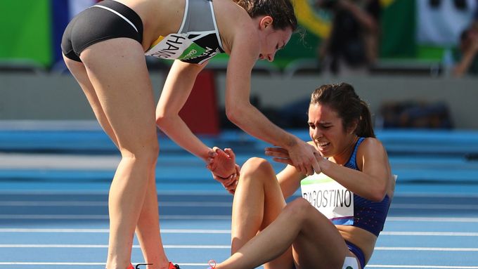 Vytrvalkyně Američanka Abbey D'Agostinová a Nikki Hamblinová se postaraly o největší příběh olympiády.