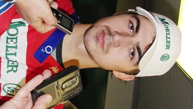Pardubický brankář Martin Růžička si začíná zvykat na zvýšený zájem novinářů.