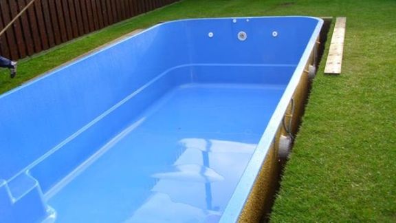 Výkopová jáma stačí jen o 20 cm větší než samotný laminátový bazén.