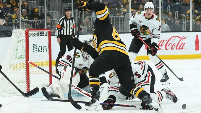 David Pastrňák dělá pořádný rozruch před brankou Chicaga.