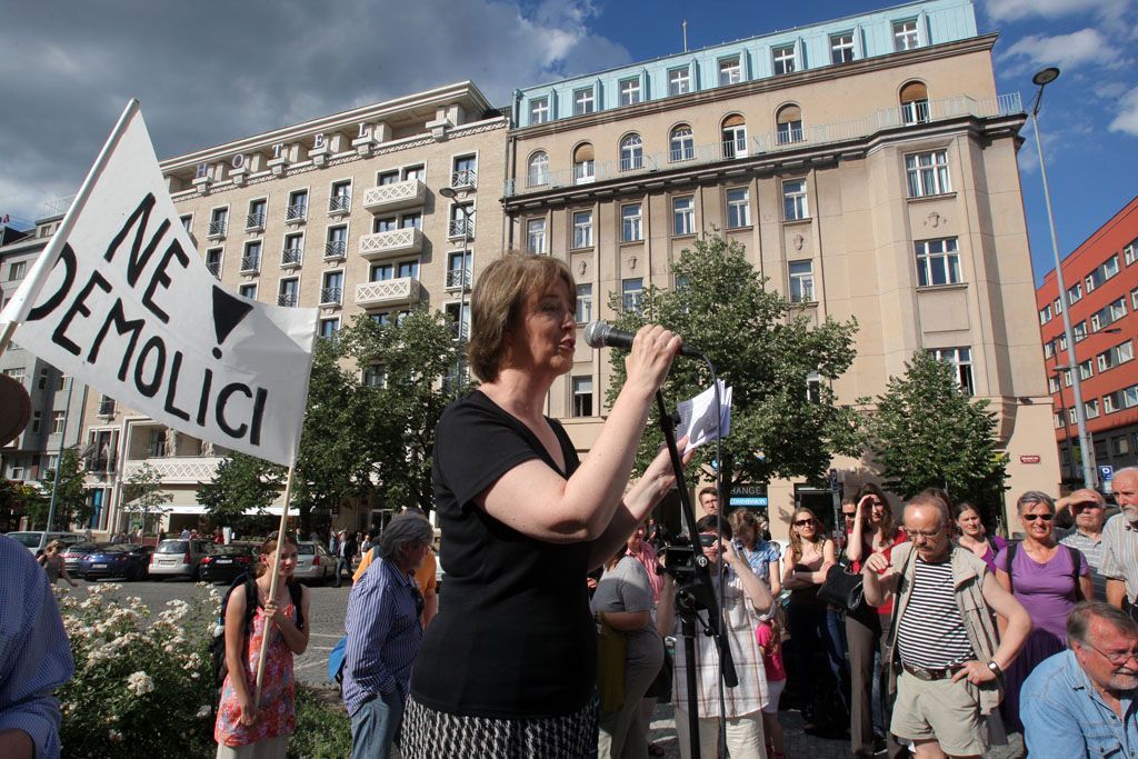 Demonstrace proti bourání domu na Václavském náměstí.