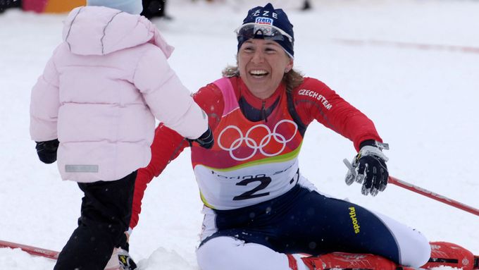 Ikonický moment na olympiádě v Turíně v roce 2006. Kateřina Neumannová získala zlatou medaili.