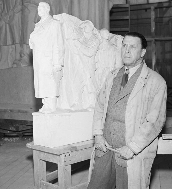 Českoslovenští soudruzi nevěděli, že nedlouho po odhalení sousoší přednese Chruščov svůj slavný projev a v celém východním bloku nastane "destalinizace".