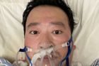 Smrt lékaře, který upozornil na koronavirus, vyburcovala Číňany. Bouří se proti vládě