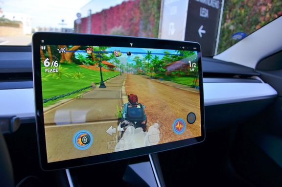 Nudíte se? V Tesle lze hrát i počítačové hry. Třeba závodit, Model 3 se promění v PlayStation, točíte volantem a používáte pedály.