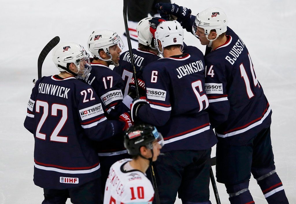 Hokejisté USA se radují z gólu v utkání MS v hokeji proti Rakousku
