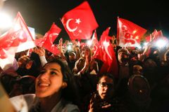 Turci v Německu se bojí prodloužené ruky Erdogana. Odhlašují své děti z "Gülenových" škol