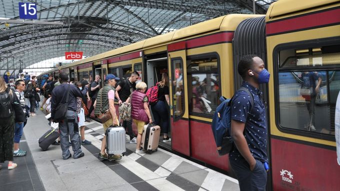 Cestující nastupují do vlaku na nádraží v Berlíně. Už měsíc mohou lidé v Německu jezdit po celé zemi regionální dopravou za devět eur, snímek z 30. června 2022.