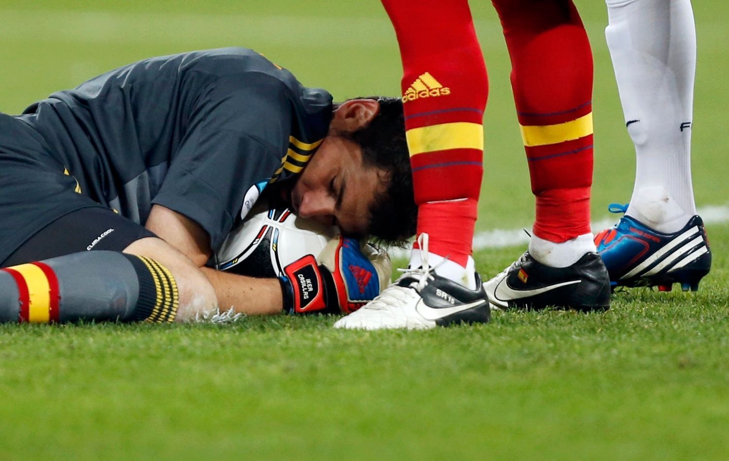 Iker Casillas chytl střelu Francouzů během čtvrtfinálového utkání Španělska s Francií na Euru 2012