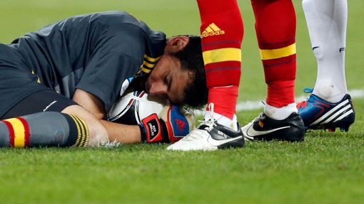 Iker Casillas chytl střelu Francouzů během čtvrtfinálového utkání Španělska s Francií na Euru 2012.